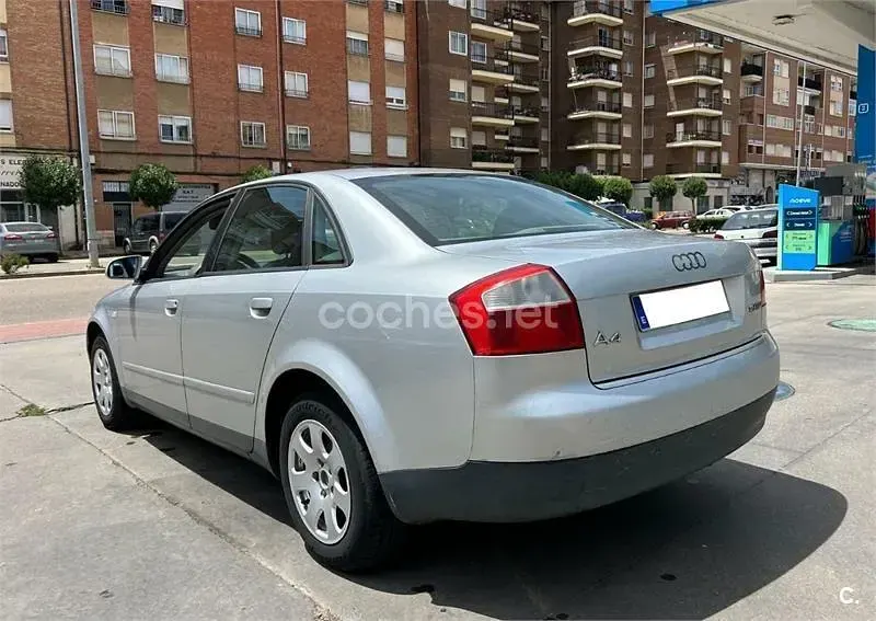 Usado Audi A4 130 CV (95 kW) 2004 Gris / plata Berlina