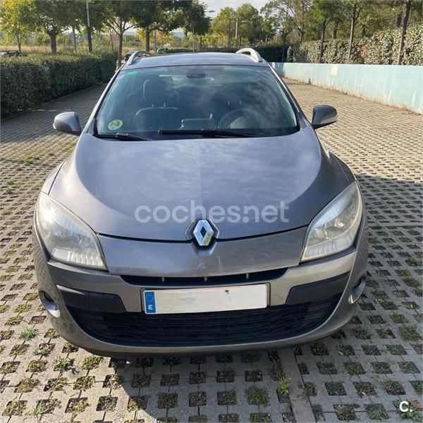 Gris / plata Usado 2010 Renault Mégane GrandTour Dynamique Familiar | 3800 € (Buen precio) - Imagen 1/4