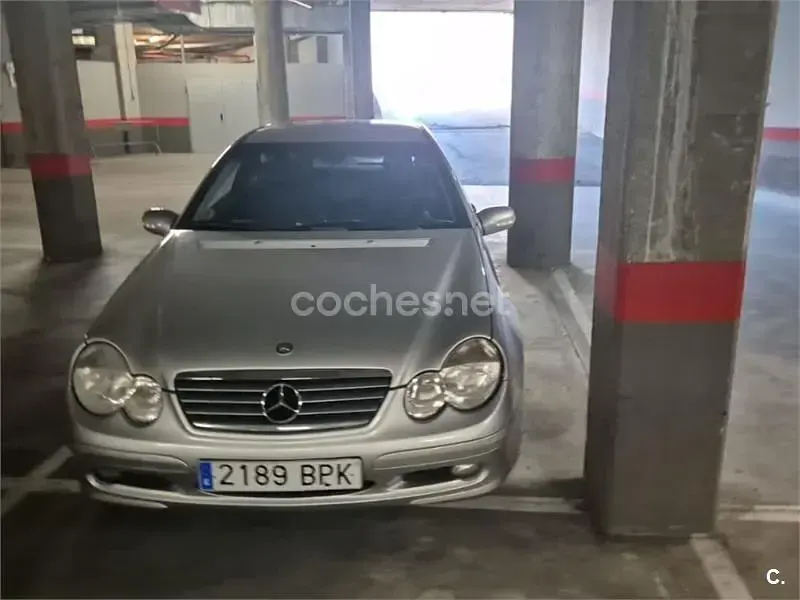 Usado Mercedes C200 163 CV (119 kW) 2001 Gris / plata Berlina