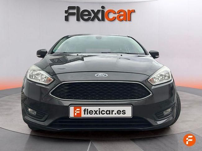Usado Ford Focus Trend 100 CV (73 kW) 2018 Gris / plata Berlina