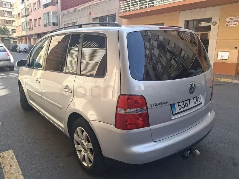 Usado VW Touran Trendline 105 CV (77 kW) 2004 Gris / plata Monovolumen
