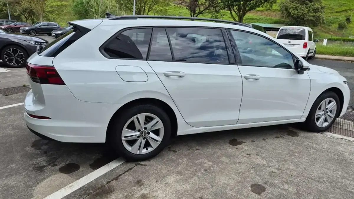 Usado VW Golf VIII Life 116 CV (85 kW) 2023 Blanco Familiar