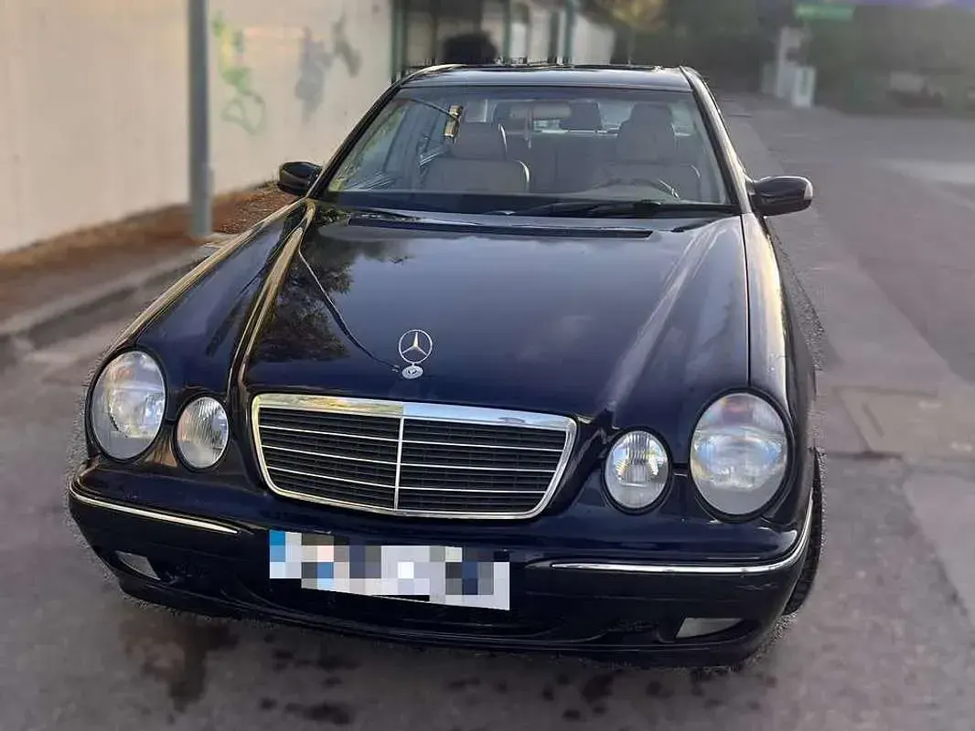 Usado Mercedes E240 Elegance 170 CV (125 kW) 2001 Azul Berlina