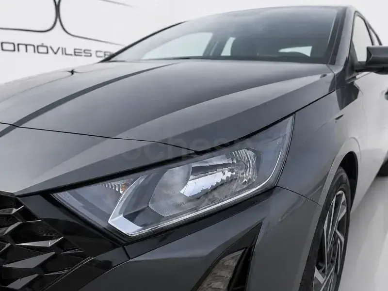 Usado Hyundai i20 100 CV (73 kW) 2023 Gris / plata Utilitario