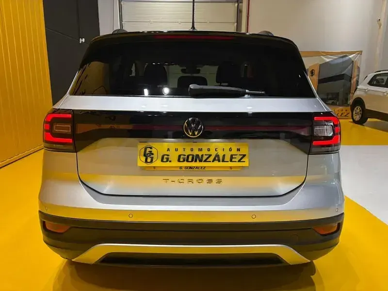 Usado VW T-Cross Advance 110 CV (80 kW) 2022 Gris / plata SUV