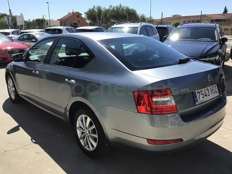 Usado Skoda Octavia Elegance 150 CV (110 kW) 2013 Gris / plata Berlina