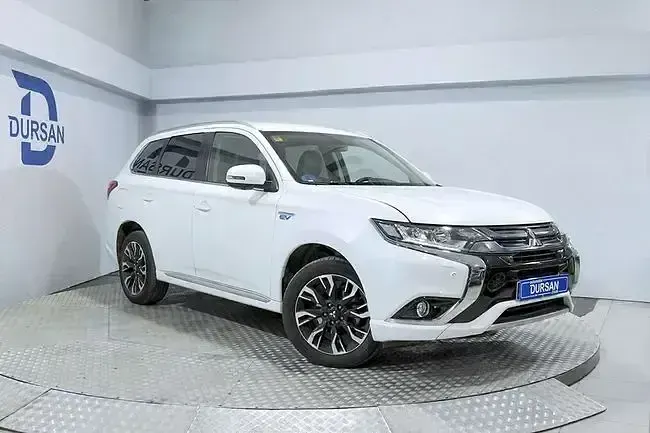 Usado Mitsubishi Outlander P-HEV 204 CV (150 kW) 2016 Blanco SUV