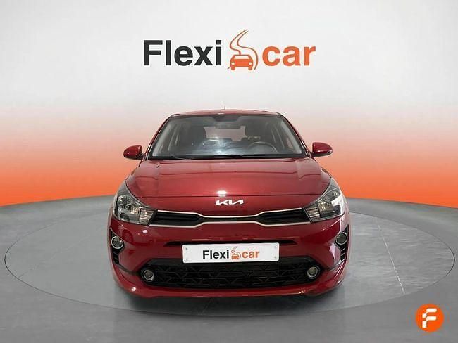 Usado Kia Rio 84 CV (61 kW) 2022 Rojo Berlina