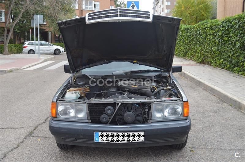 Usado Mercedes 190 126 CV (92 kW) 1988 Gris / plata Berlina