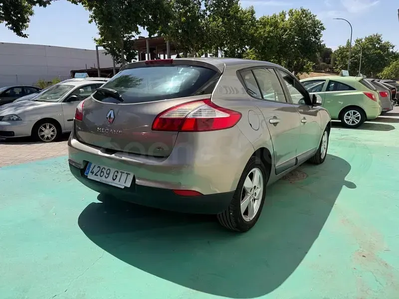 Usado Renault Mégane Dynamique 105 CV (77 kW) 2010 Beige Berlina