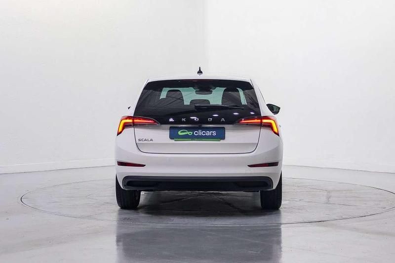 Usado Skoda Scala Selection 116 CV (85 kW) 2023 Blanco Utilitario