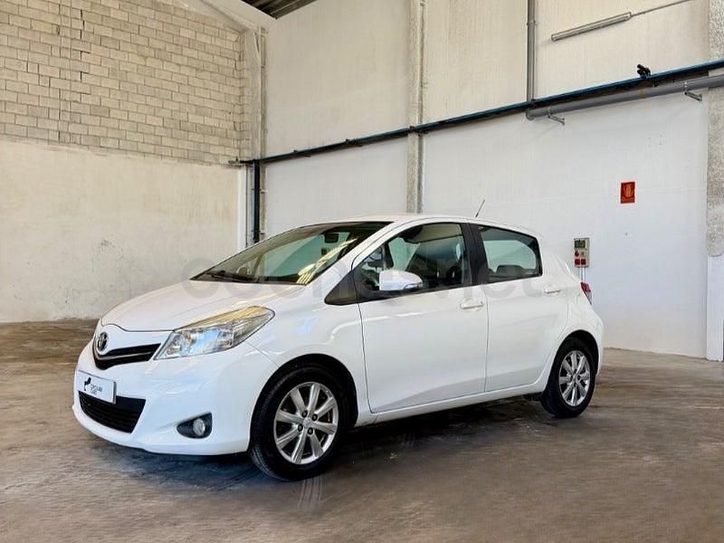 Usado Toyota Yaris Active 99 CV (72 kW) 2013 Blanco Utilitario
