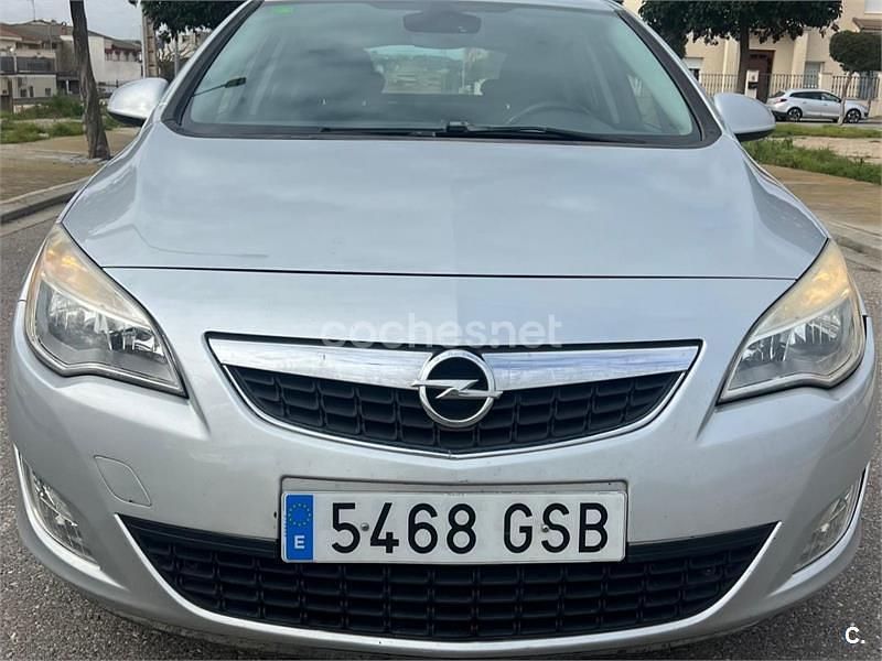 Gris / plata Usado 2009 Opel Astra Cosmo Berlina | 5000 € (Un poco caro) - Imagen 1/4