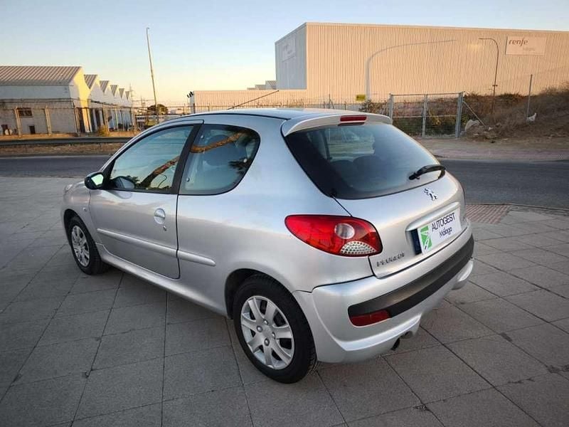 Usado Peugeot 206+ 60 CV (44 kW) 2010 Gris Utilitario