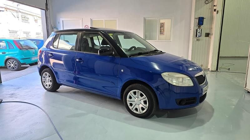 Usado Skoda Fabia Style 80 CV (58 kW) 2008 Azul Berlina
