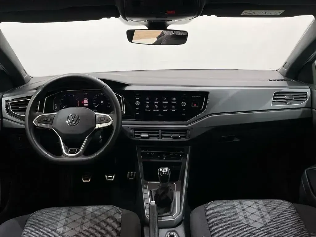 Usado VW Polo R-line 95 CV (69 kW) 2024 Gris Utilitario