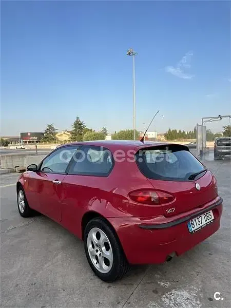 Usado Alfa Romeo 147 Progression 140 CV (102 kW) 2004 Rojo Utilitario