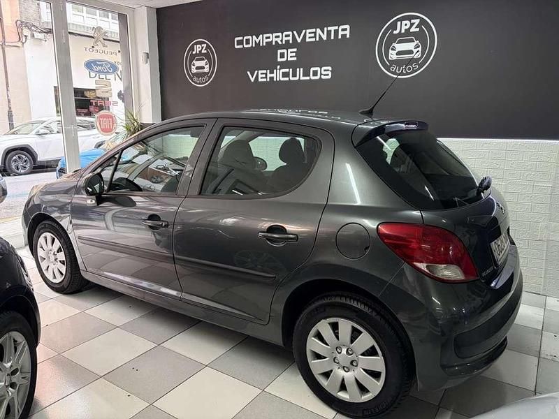 Gris Usado 2010 Peugeot 207 Envy Utilitario | 4490 € (Precio justo) - Imagen 1/4