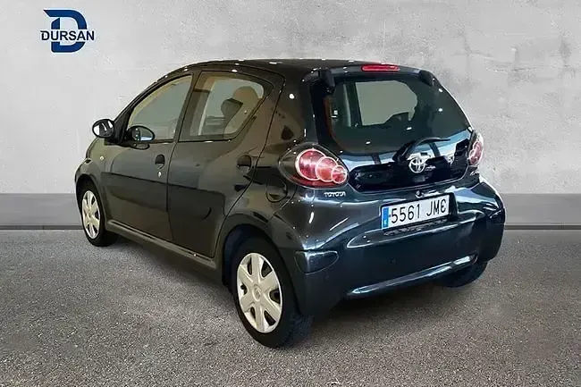 Usado Toyota Aygo 68 CV (50 kW) 2010 Gris Utilitario