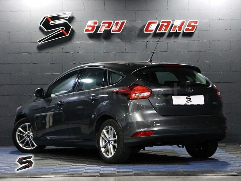 Usado Ford Focus Trend 125 CV (91 kW) 2016 Gris / plata Berlina