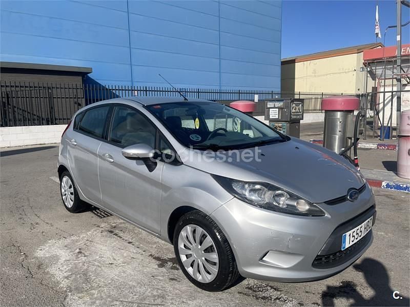 Usado Ford Fiesta Trend 82 CV (60 kW) 2011 Gris / plata Utilitario