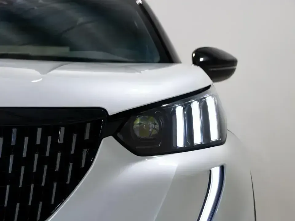 Usado Peugeot 2008 GT-line 130 CV (95 kW) 2020 Blanco SUV