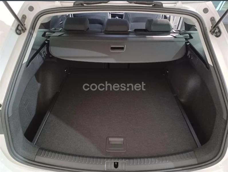 Usado Seat Leon Style 110 CV (80 kW) 2022 Blanco Familiar