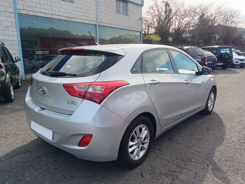 Usado Hyundai i30 100 CV (73 kW) 2015 Gris / plata Berlina