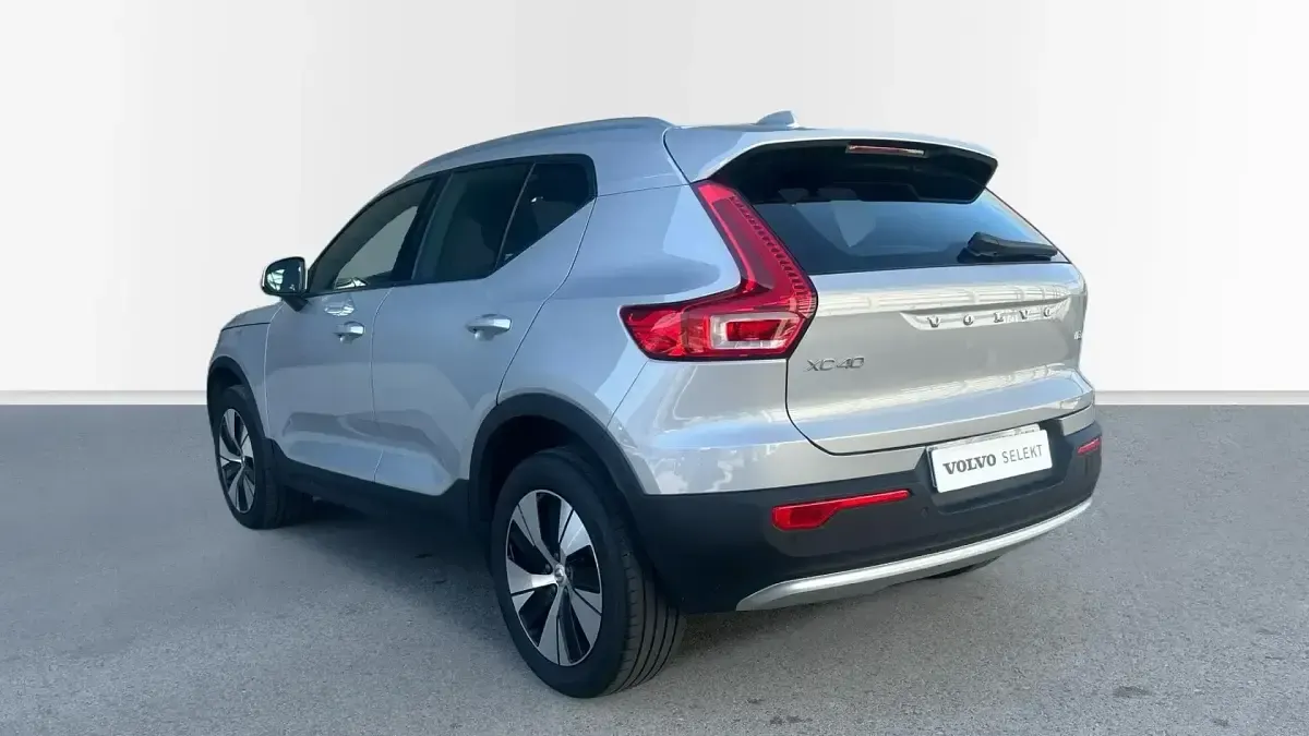 Begagnad Volvo XC40 Core 163 HK (119 kW) 2024 Grå SUV