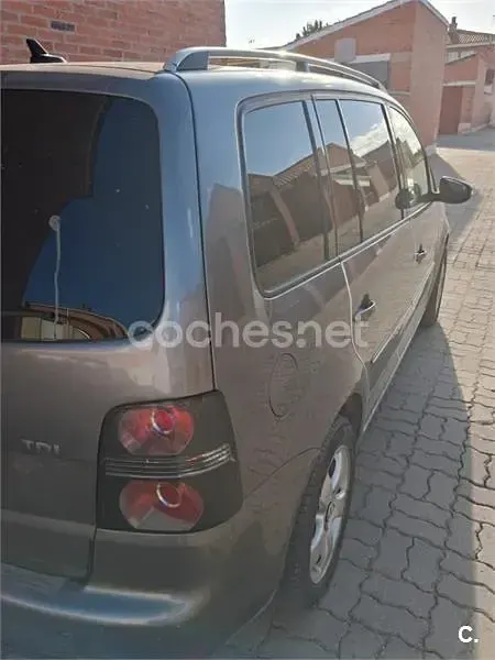 Usado VW Touran Edition 105 CV (77 kW) 2010 Gris / plata Monovolumen