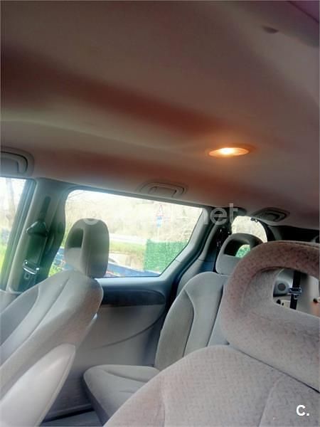 Usado Chrysler Grand Voyager 140 CV (102 kW) 2002 Rojo Monovolumen