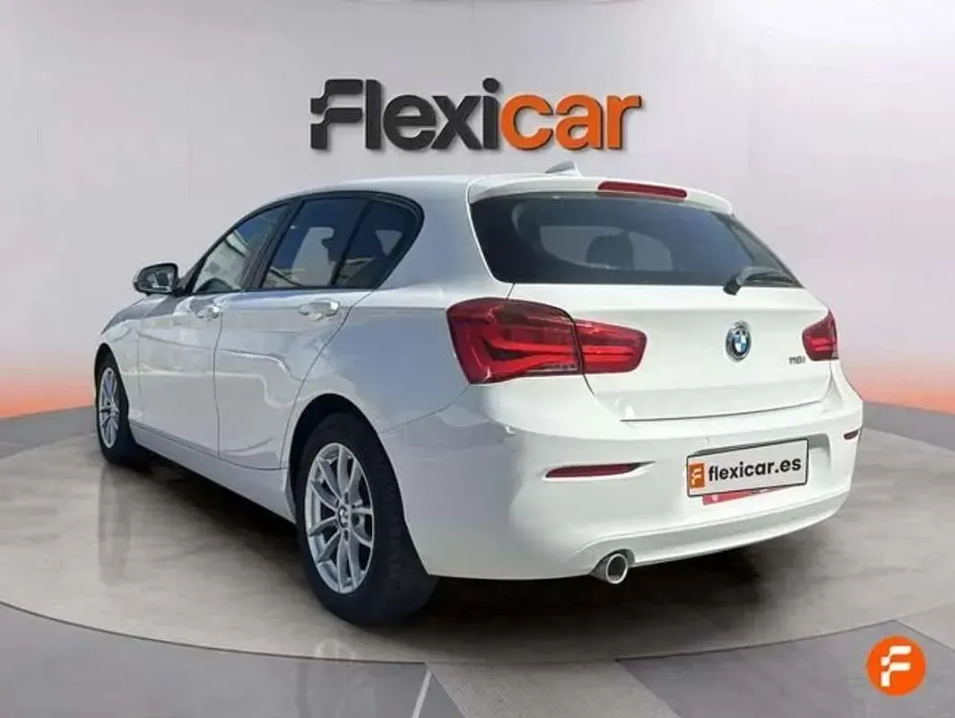 Begagnad BMW 118 136 HK (100 kW) 2019 Vit Halvkombi