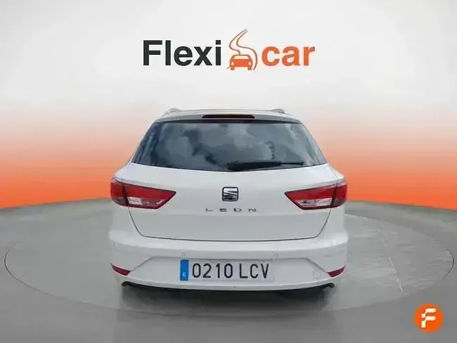 Usado Seat Leon Style 130 CV (95 kW) 2019 Blanco Familiar
