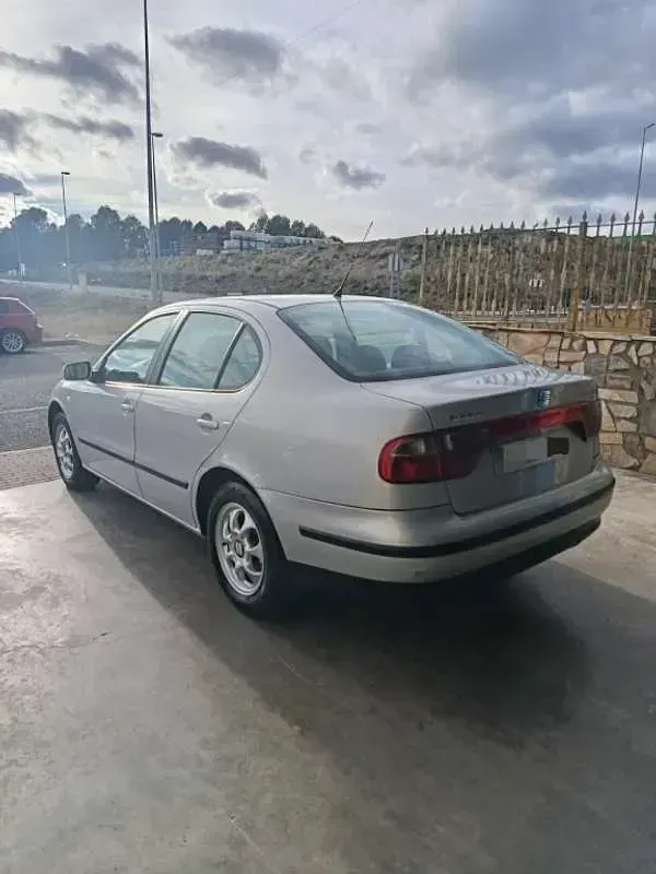 Usado Seat Toledo Sport 110 CV (80 kW) 1999 Gris Berlina