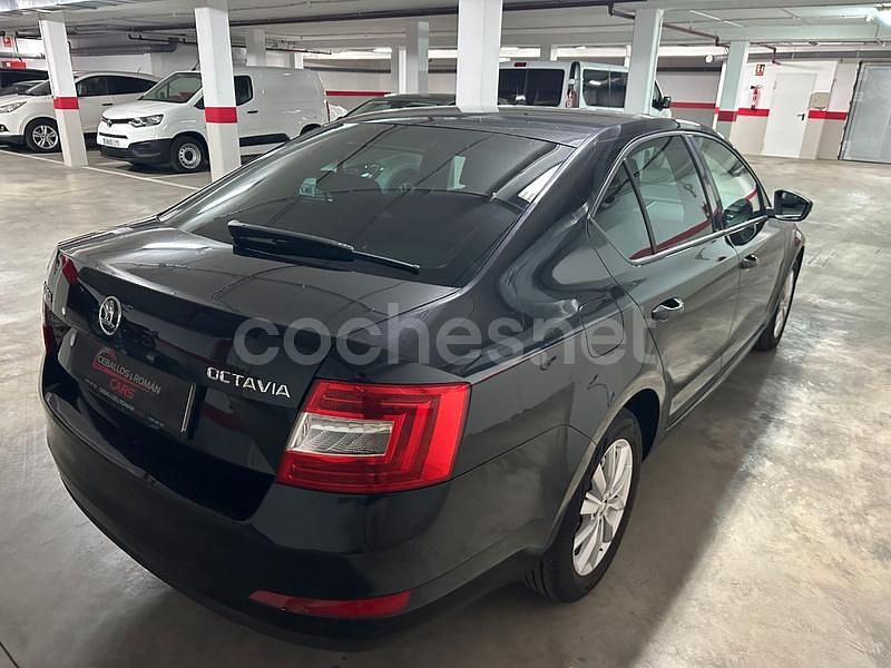 Negro Usado 2015 Skoda Octavia Ambition Berlina | 5900 € - Imagen 1/4
