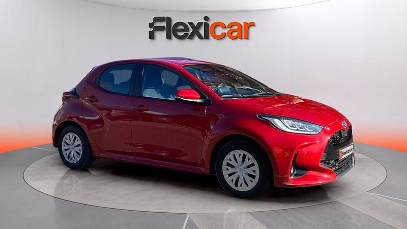 Usado Toyota Yaris Hybrid Active 116 CV (85 kW) 2023 Rojo Utilitario