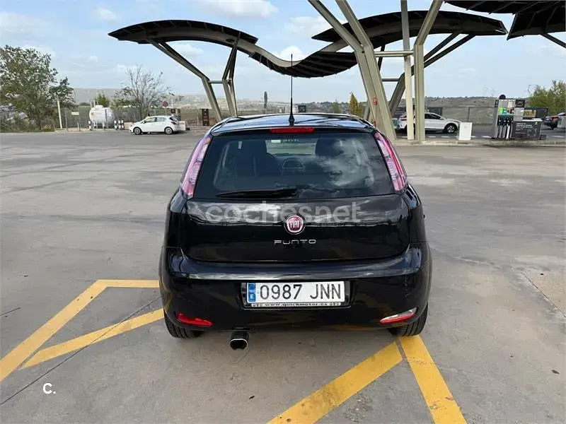 Usado Fiat Punto Easy 69 CV (50 kW) 2016 Negro Utilitario