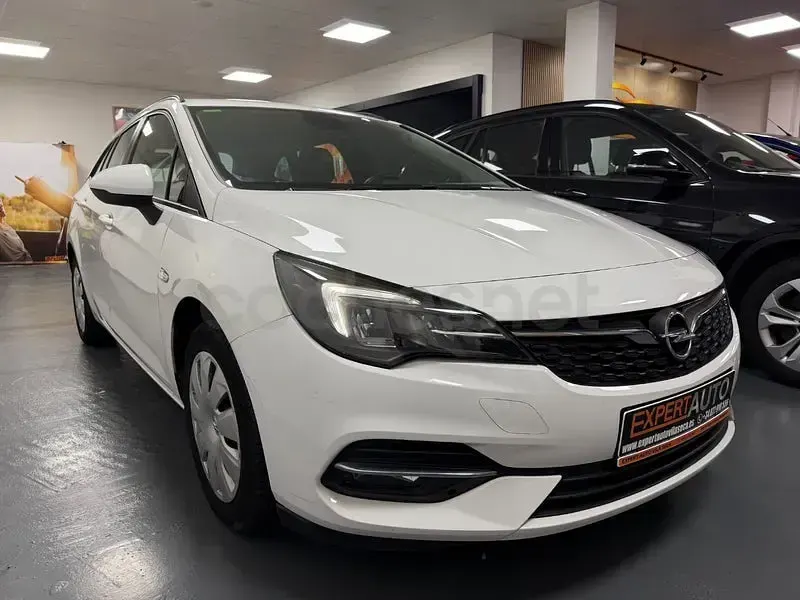 Usado Opel Astra Edition 110 CV (80 kW) 2020 Blanco Familiar