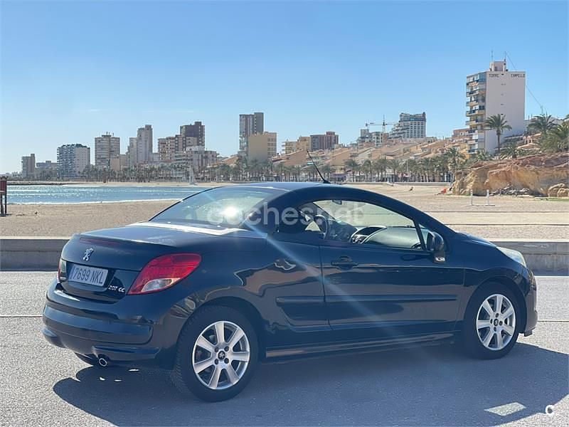 Usado Peugeot 207 CC 120 CV (88 kW) 2012 Negro Descapotable