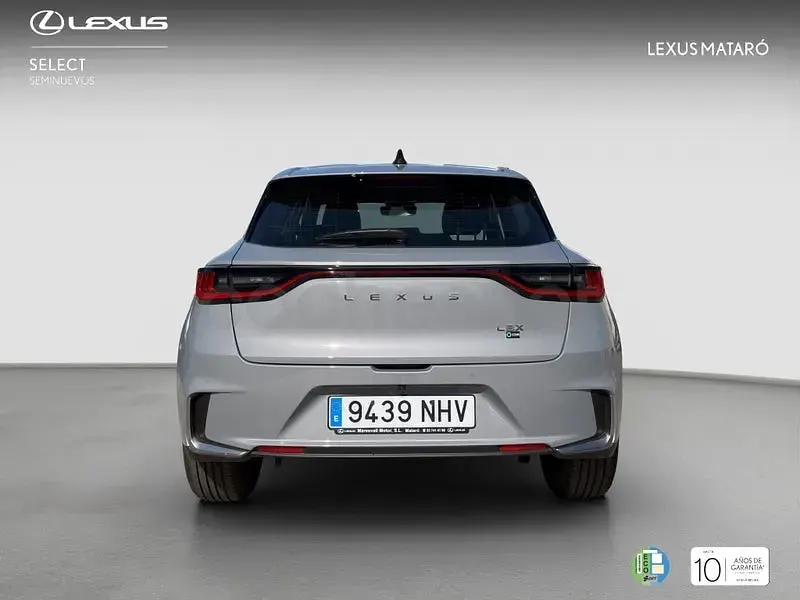 Usado Lexus LBX 136 CV (100 kW) 2025 Gris / plata SUV