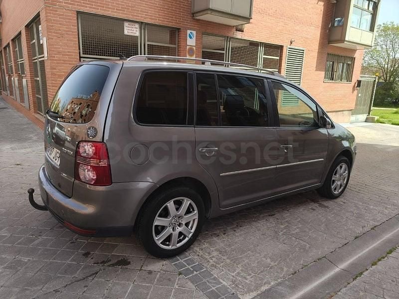 Usado VW Touran Highline 140 CV (102 kW) 2008 Gris / plata Monovolumen