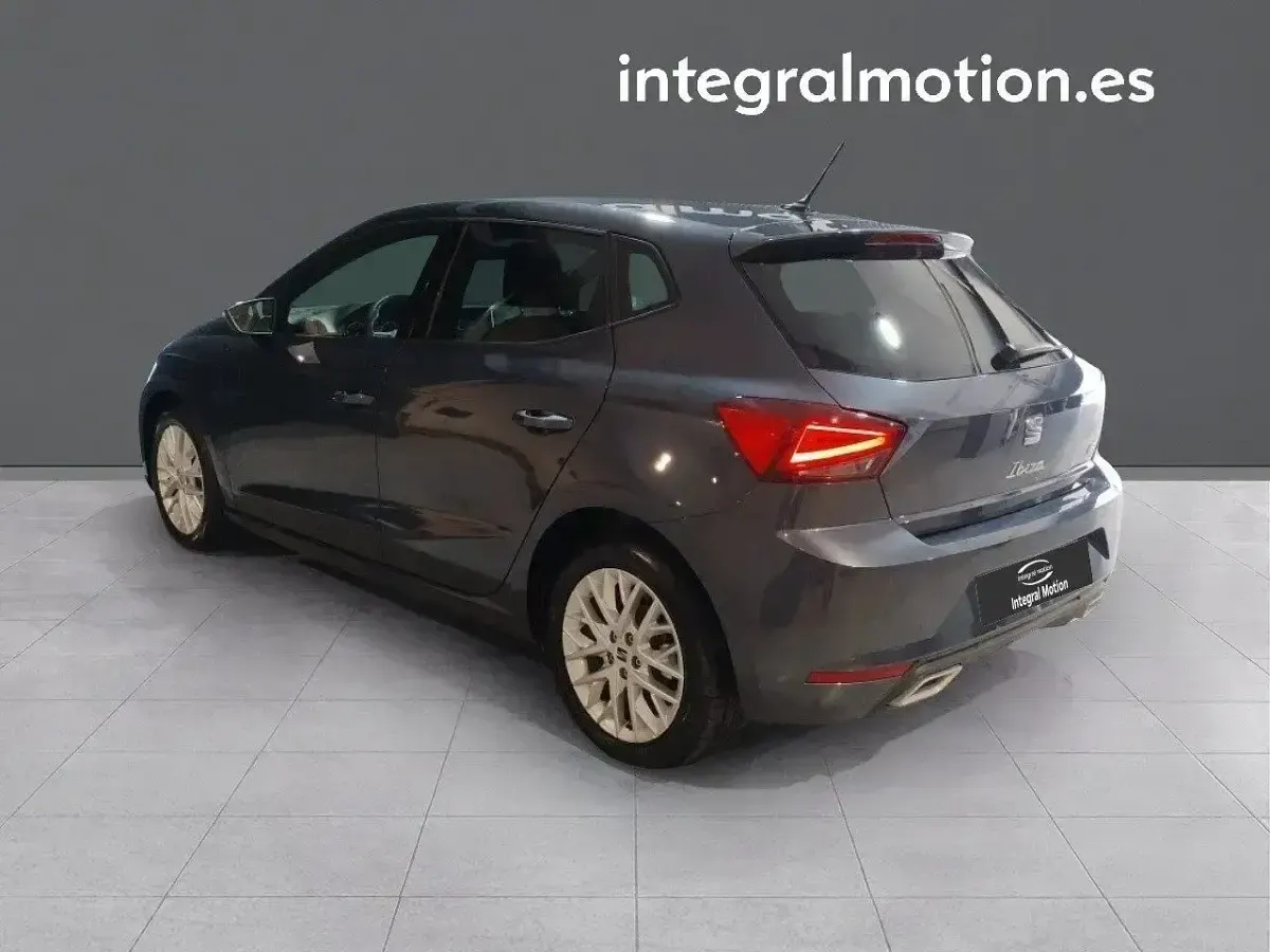 Usado Seat Ibiza FR 115 CV (84 kW) 2024 Gris Utilitario