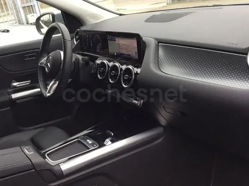 Usado Mercedes GLA250 218 CV (160 kW) 2023 Gris / plata SUV