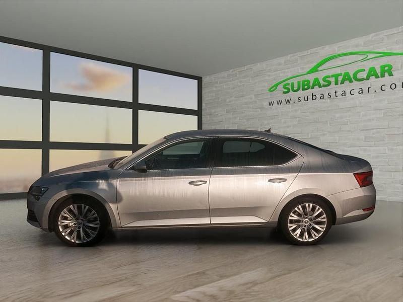 Usado Skoda Superb Style 218 CV (160 kW) 2021 Gris plata metalizado Berlina