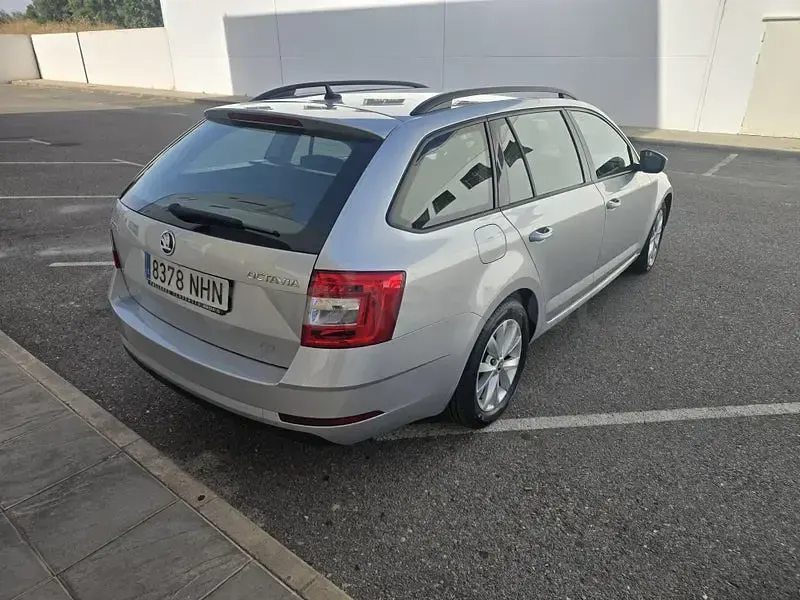 Usado Skoda Octavia 115 CV (84 kW) 2019 Gris / plata Familiar