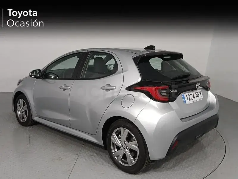 Usado Toyota Yaris Hybrid Active 116 CV (85 kW) 2025 Gris / plata Berlina