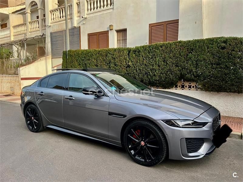 Usado Jaguar XE R-Dynamic 204 CV (150 kW) 2023 Gris / plata Berlina