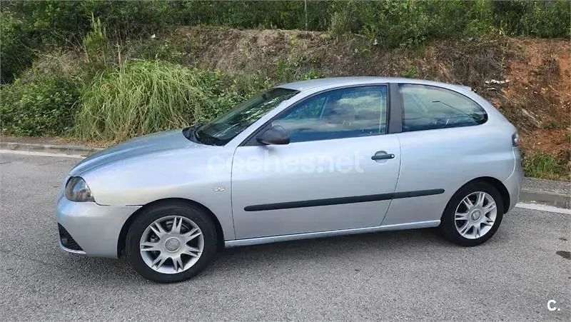 Usado Seat Ibiza 100 CV (73 kW) 2007 Gris / plata Utilitario
