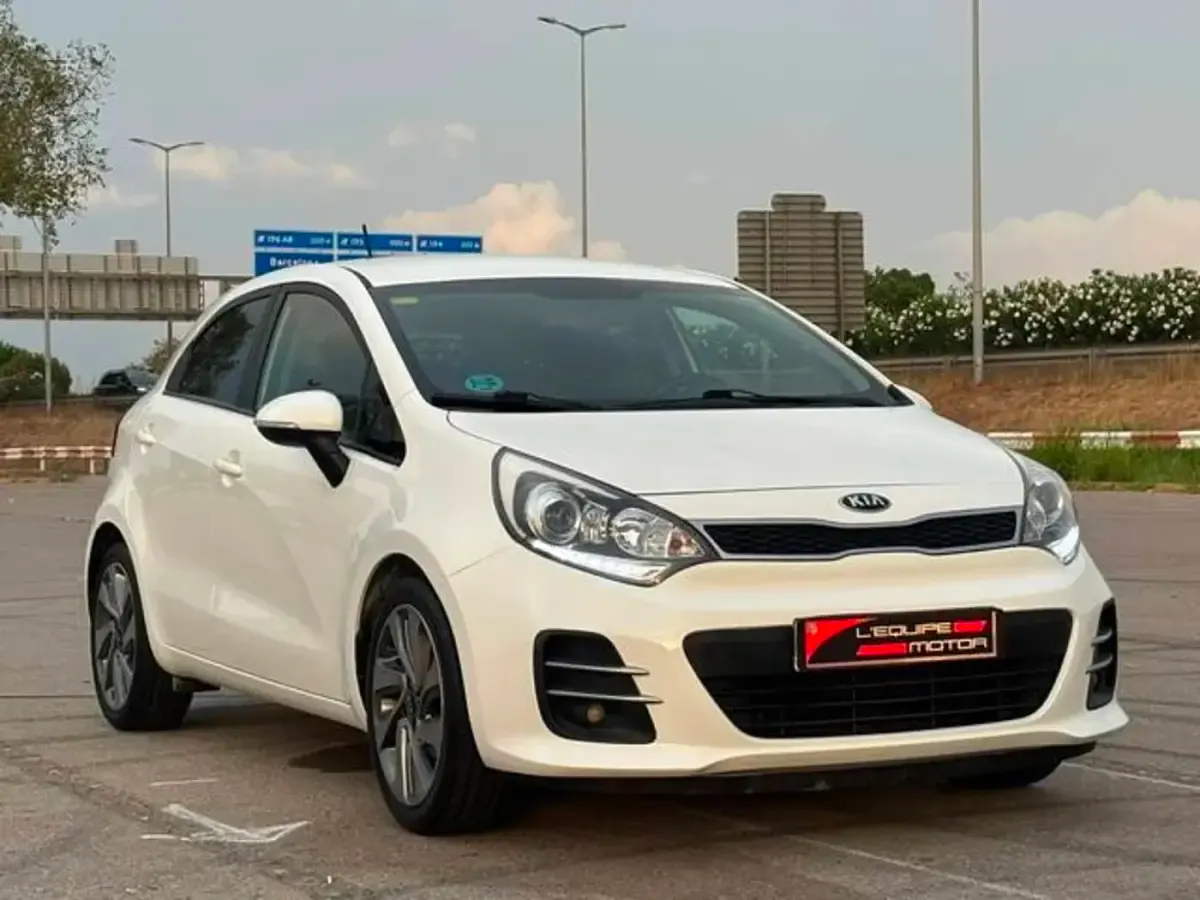 Usado Kia Rio 84 CV (61 kW) 2017 Blanco Berlina