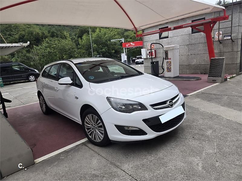 Blanco Usado 2014 Opel Astra Excellence Familiar | 5000 € (Precio justo) - Imagen 1/4